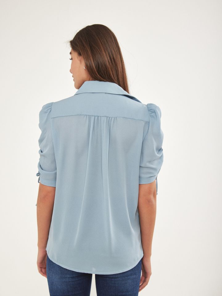 חולצה מכופתרת שרוול כיווץ בצבע תכלת