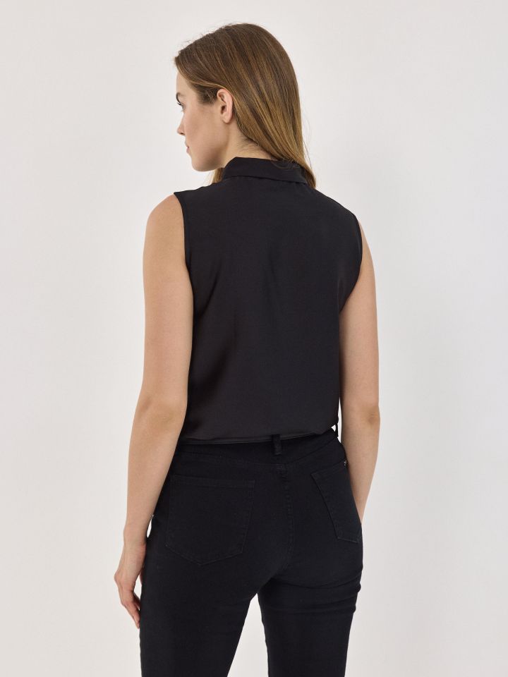 חולצה צווארון ללא שרוולים PROMO בצבע שחור