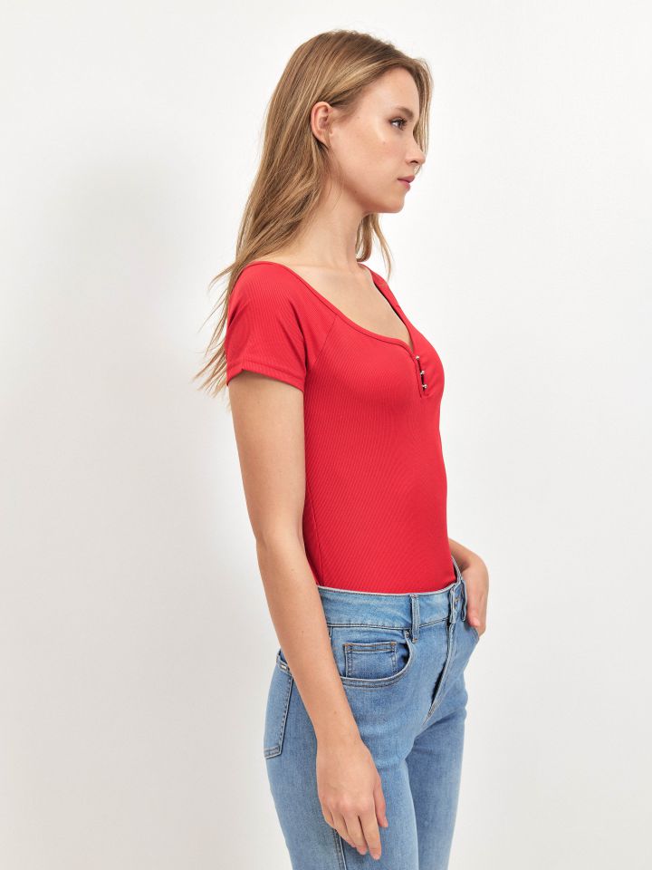 חולצה ריב פתח קרסים PROMO בצבע אדום