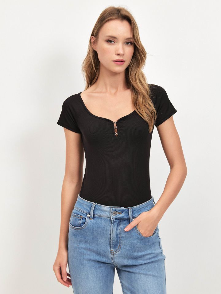 חולצה ריב פתח קרסים PROMO בצבע שחור