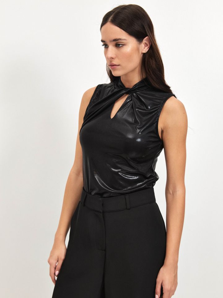 חולצה לורקס פתח מסובב בצבע שחור