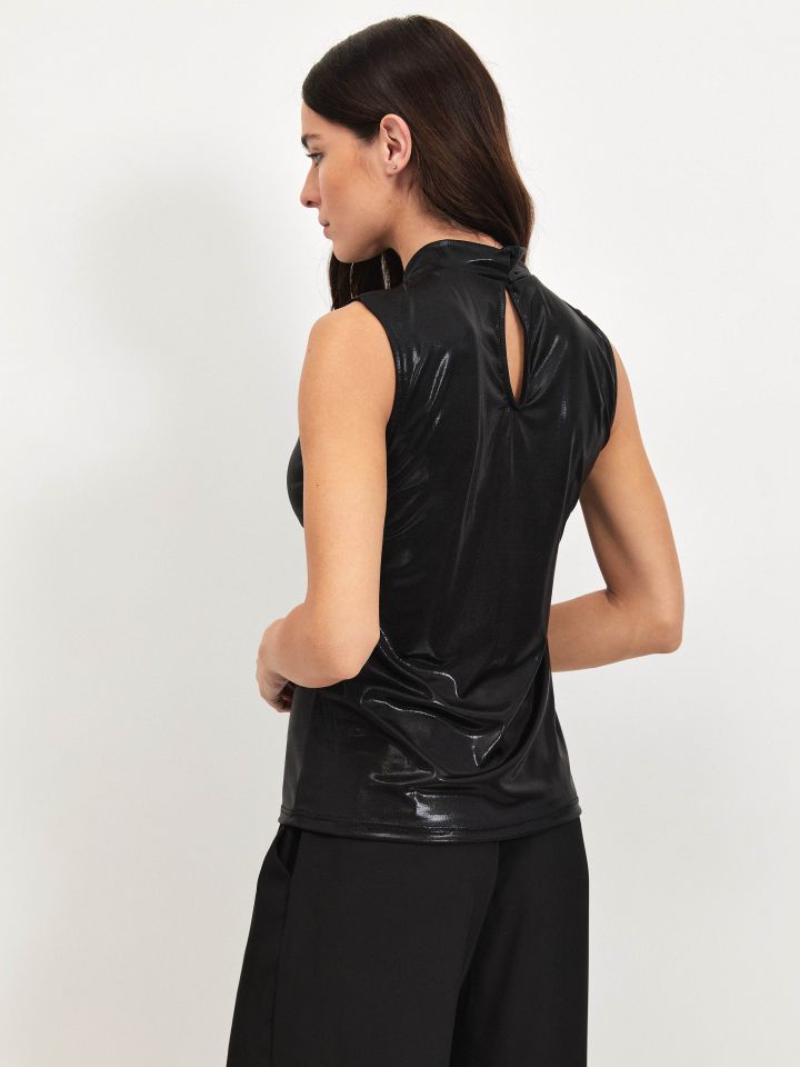 חולצה לורקס פתח מסובב בצבע שחור