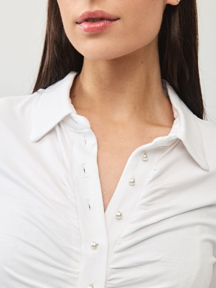 חולצה צוארון דמוי פנינים בצבע לבן