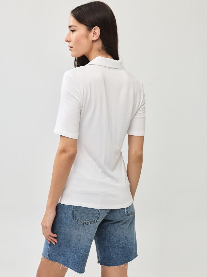 חולצה צוארון דמוי פנינים בצבע לבן