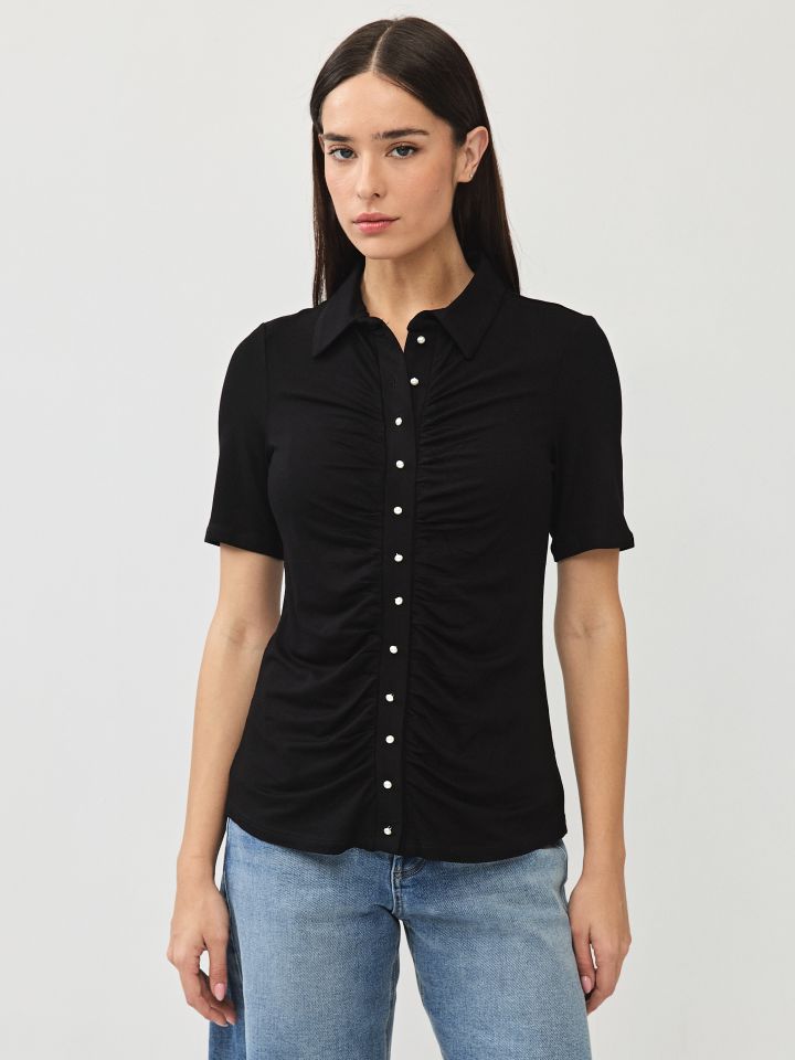 חולצה צוארון דמוי פנינים בצבע שחור