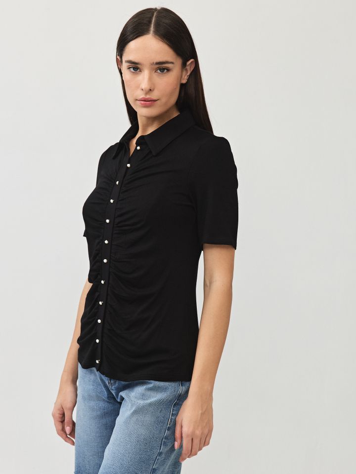 חולצה צוארון דמוי פנינים בצבע שחור