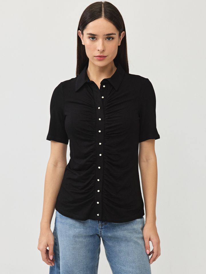 חולצה צוארון דמוי פנינים בצבע שחור