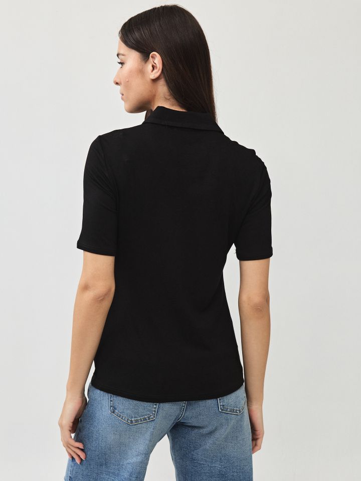 חולצה צוארון דמוי פנינים בצבע שחור