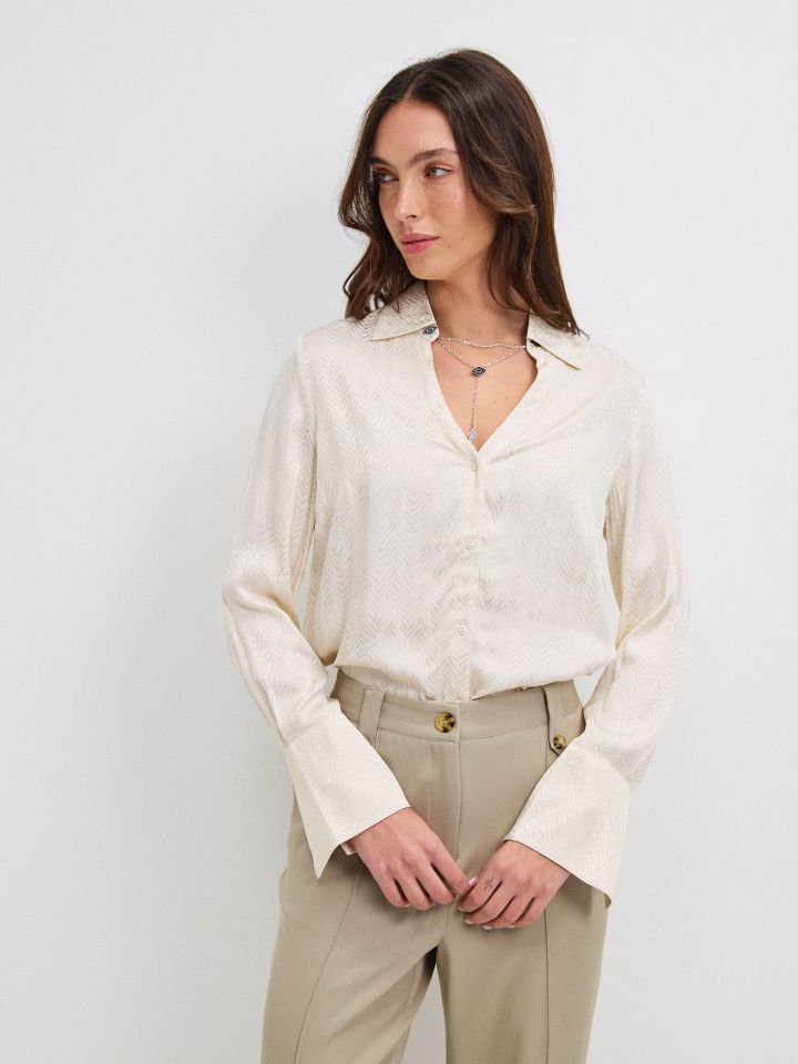 חולצה סטן פתח שרשרת בצבע בייז’