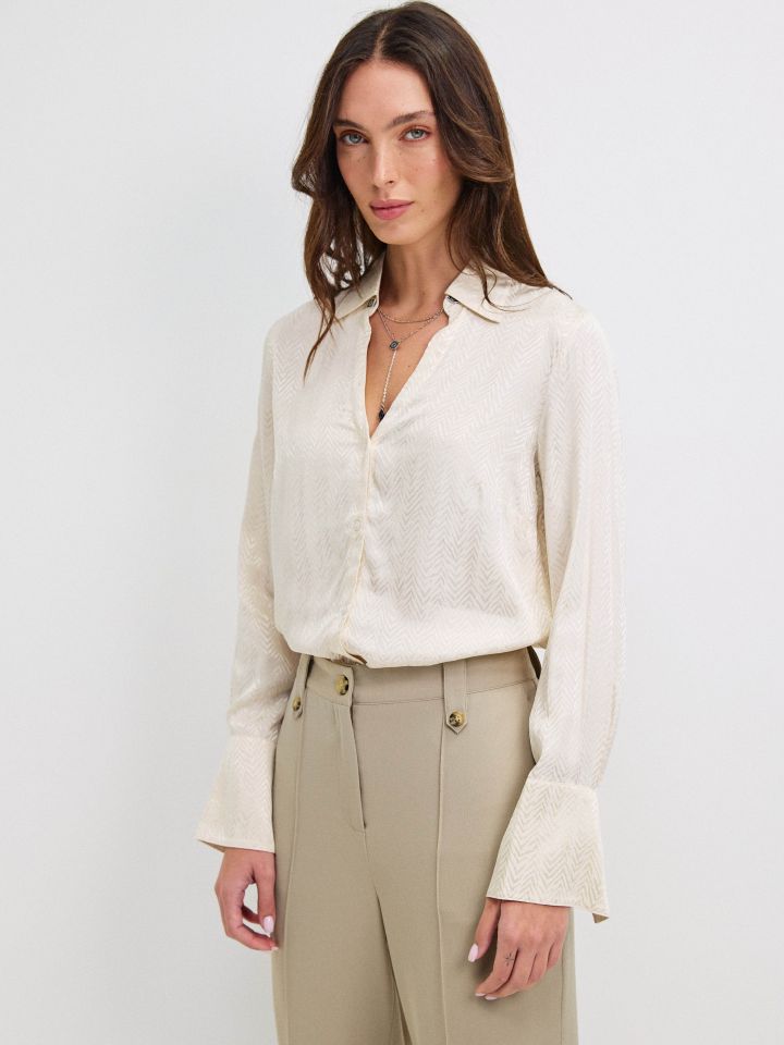 חולצה סטן פתח שרשרת בצבע בייז’