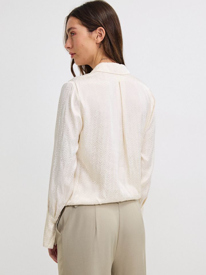 חולצה סטן פתח שרשרת בצבע בייז’