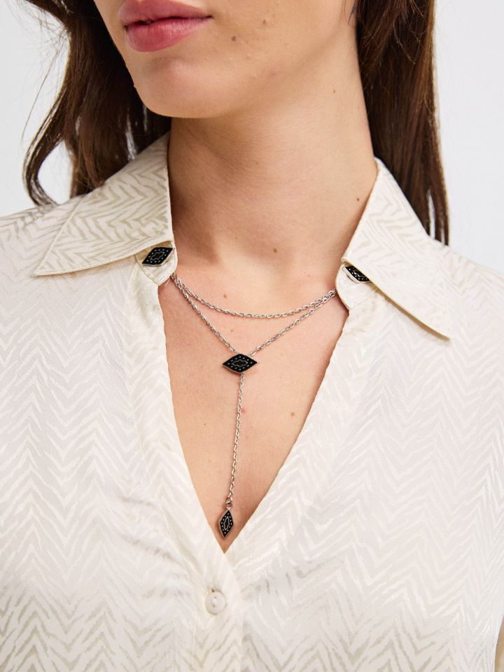 חולצה סטן פתח שרשרת בצבע בייז’