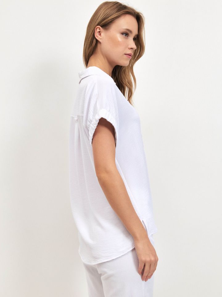 חולצה צוארון גומי בשרוול PROMO בצבע אופוויט