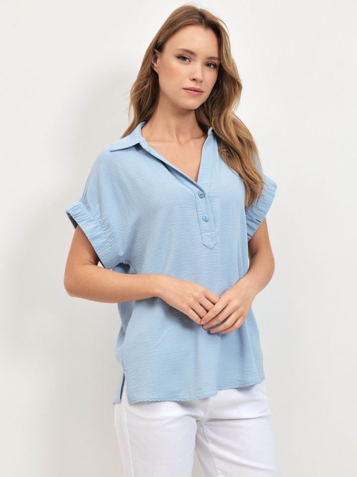 חולצה צוארון גומי בשרוול PROMO בצבע תכלת