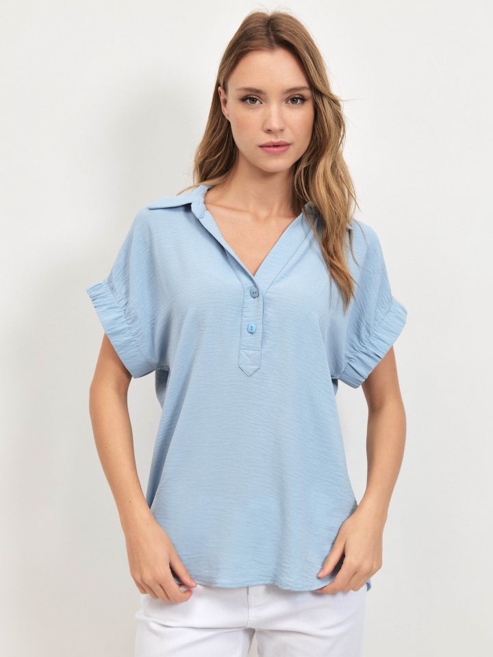 חולצה צוארון גומי בשרוול PROMO בצבע תכלת