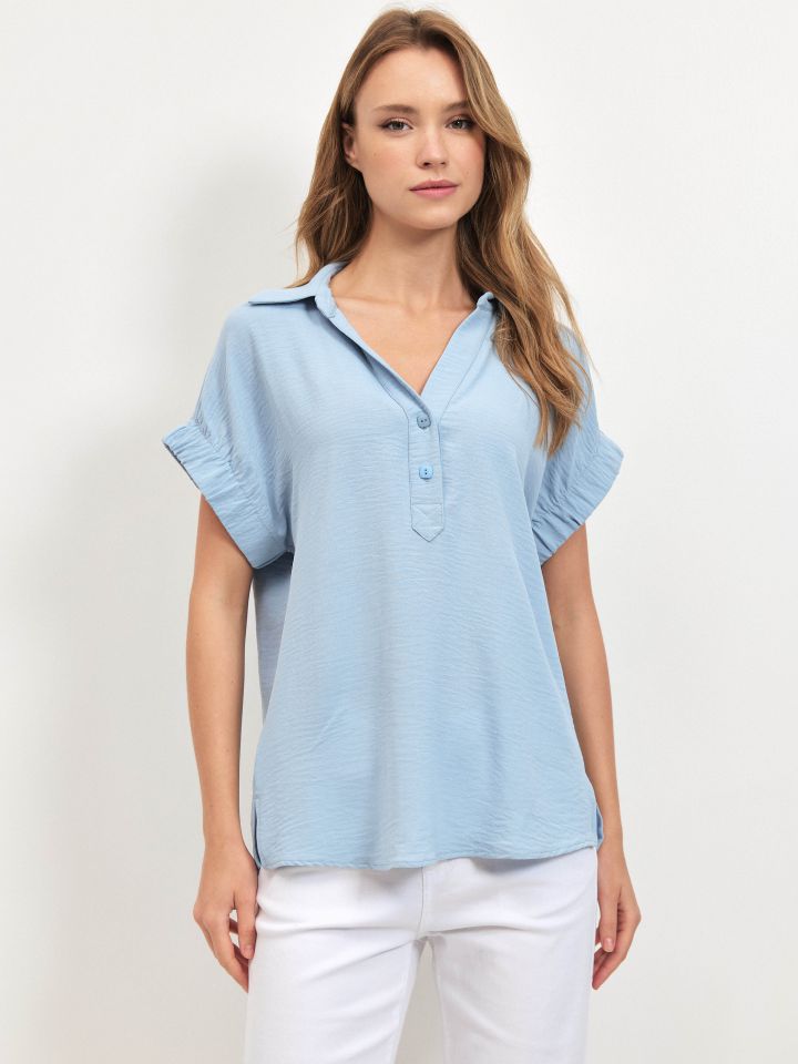 חולצה צוארון גומי בשרוול PROMO בצבע תכלת