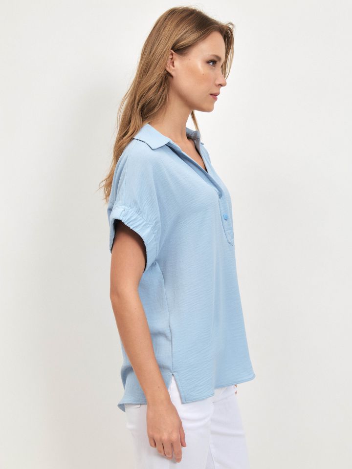 חולצה צוארון גומי בשרוול PROMO בצבע תכלת