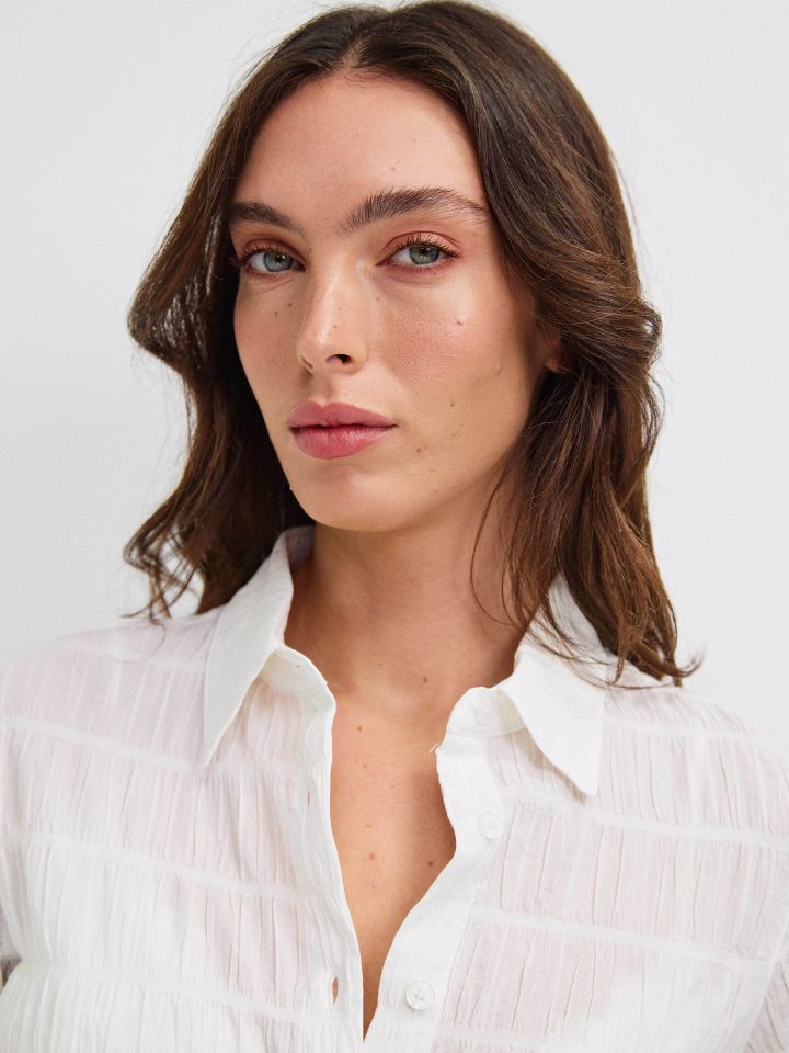 חולצה צוארון כיווצים בצבע לבן