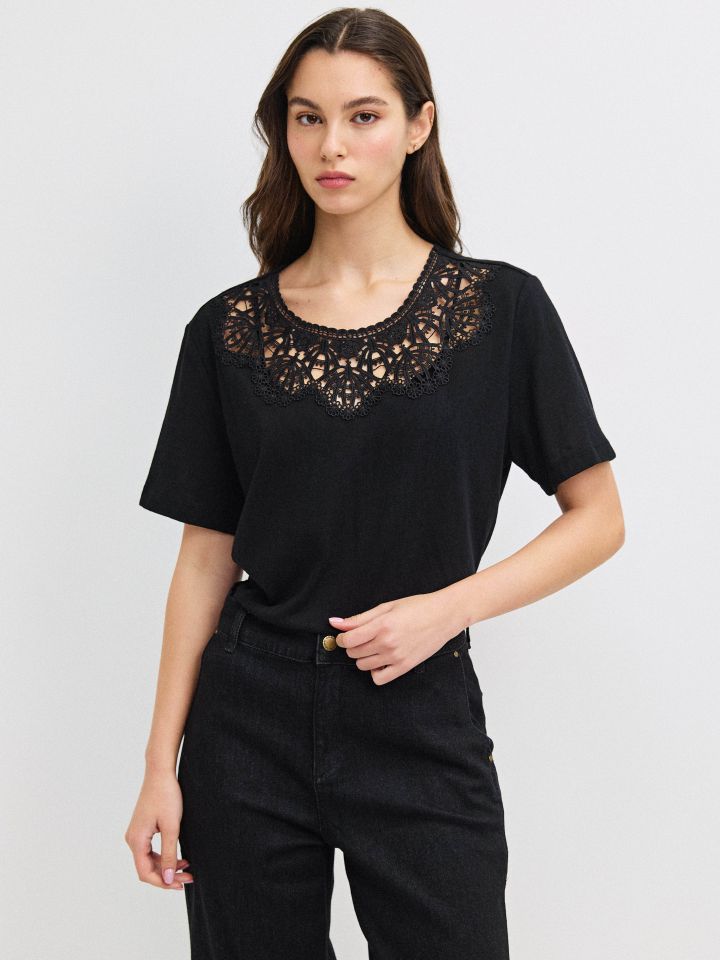 חולצה פתח קרושה בצבע שחור