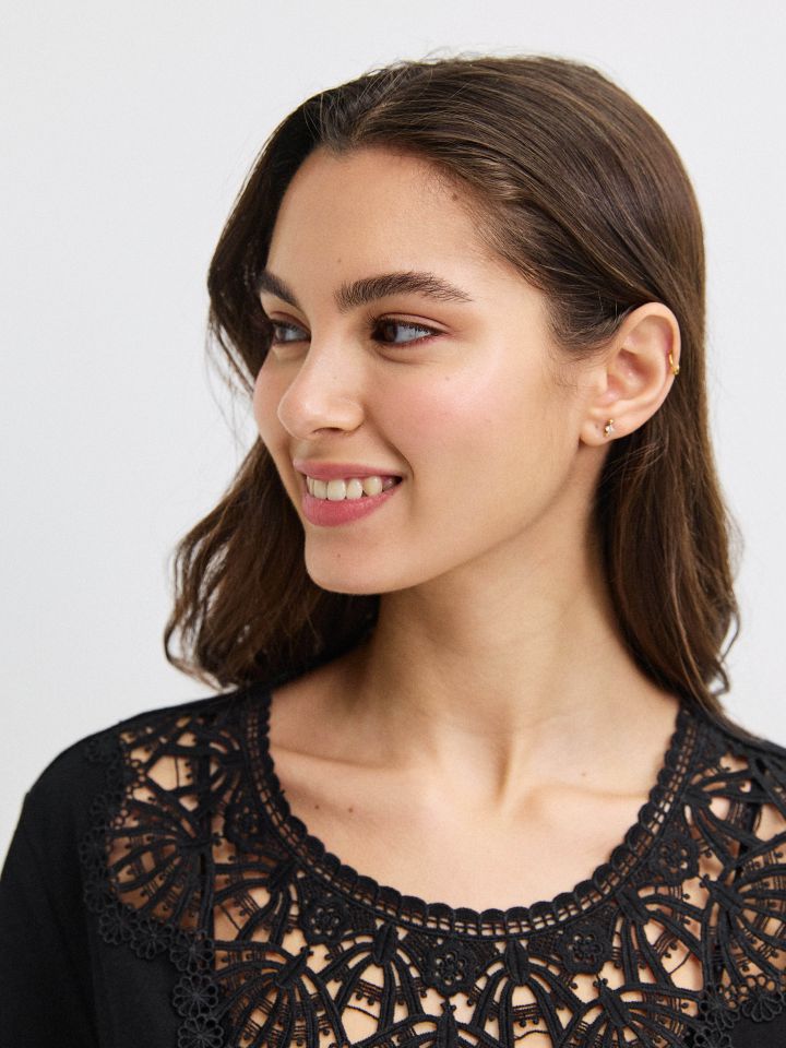 חולצה פתח קרושה בצבע שחור