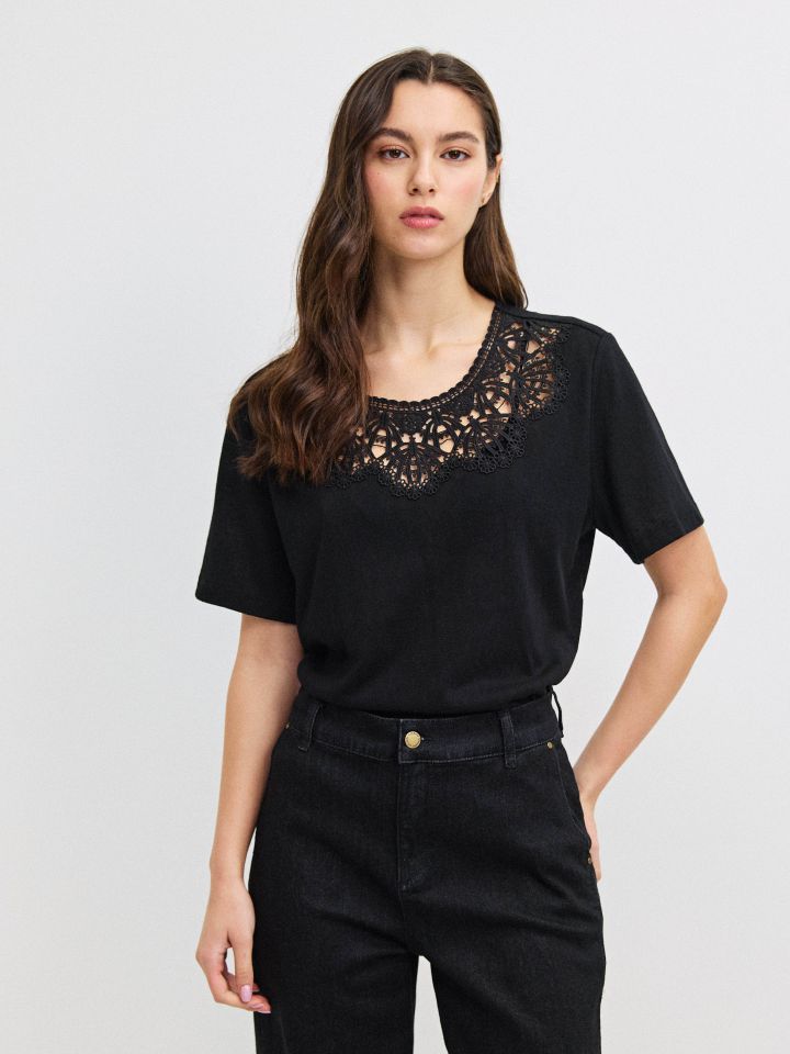 חולצה פתח קרושה בצבע שחור