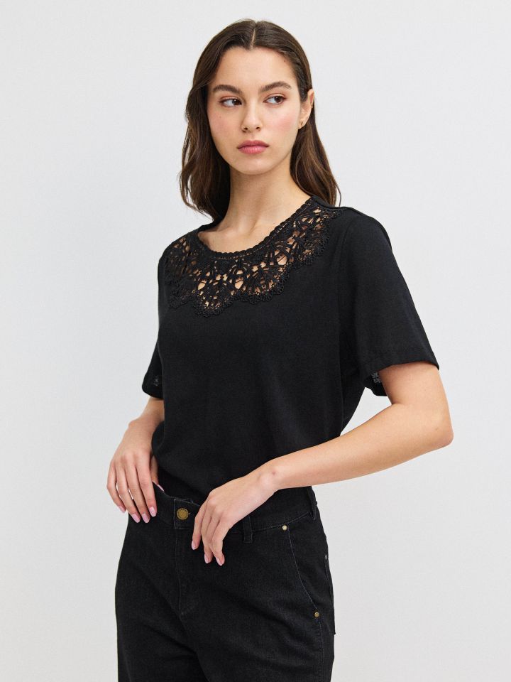 חולצה פתח קרושה בצבע שחור