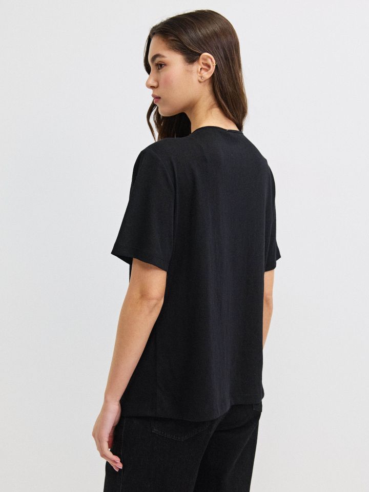 חולצה פתח קרושה בצבע שחור