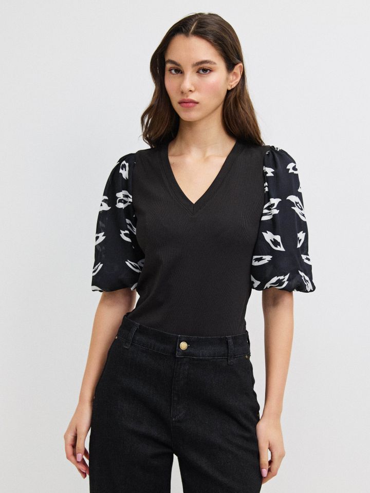 חולצה ריב שרוול בלון דפוס בצבע שחור