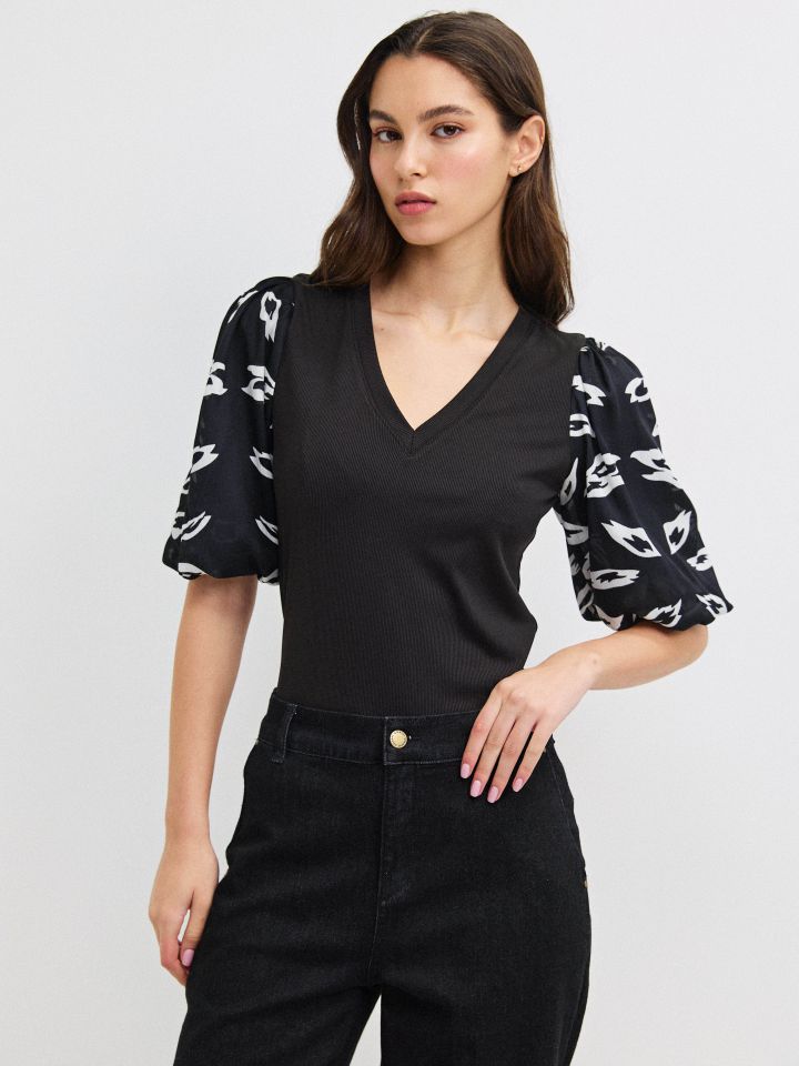 חולצה ריב שרוול בלון דפוס בצבע שחור