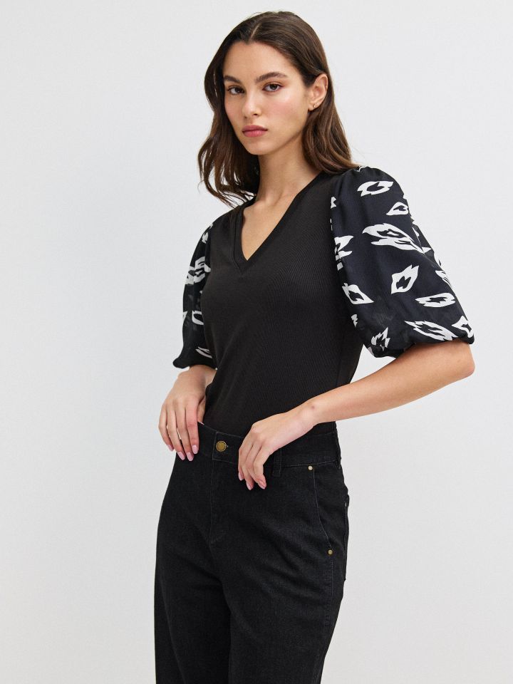 חולצה ריב שרוול בלון דפוס בצבע שחור