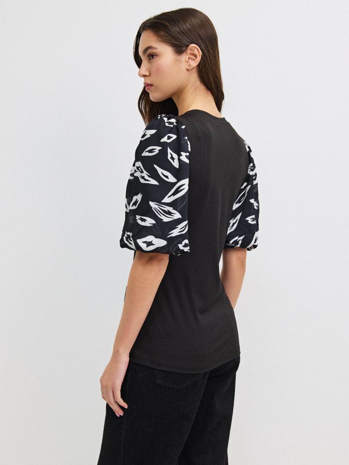 חולצה ריב שרוול בלון דפוס בצבע שחור