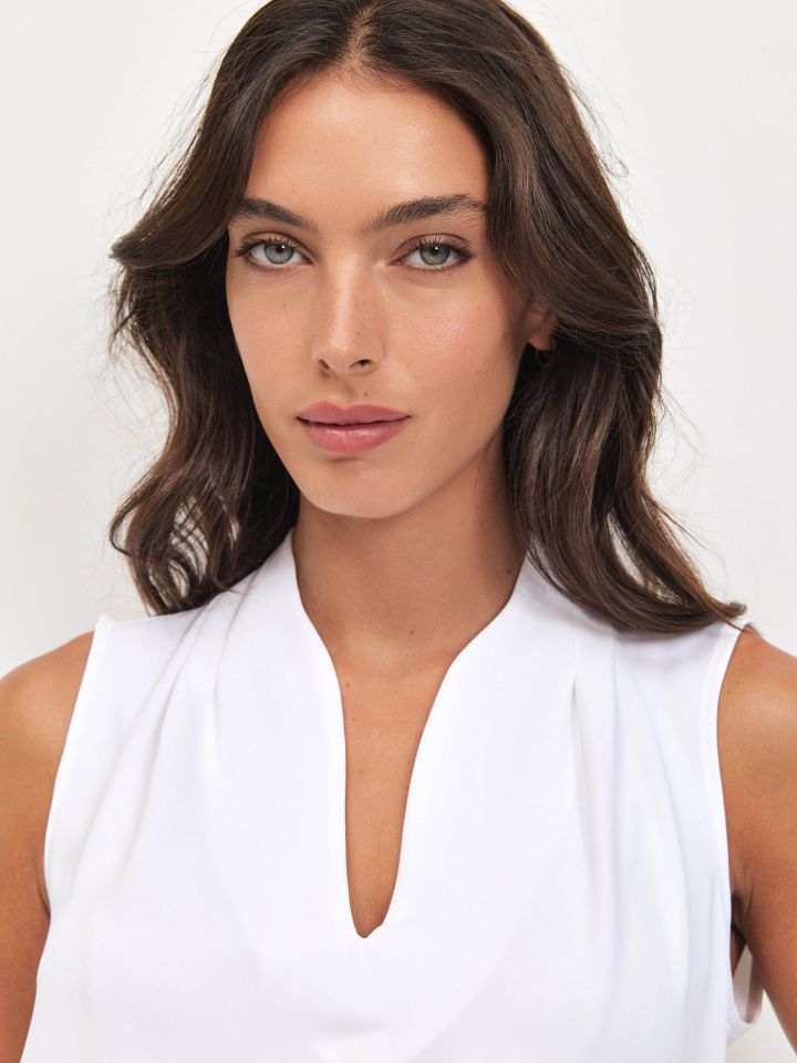 חולצה PROMO V בצבע לבן