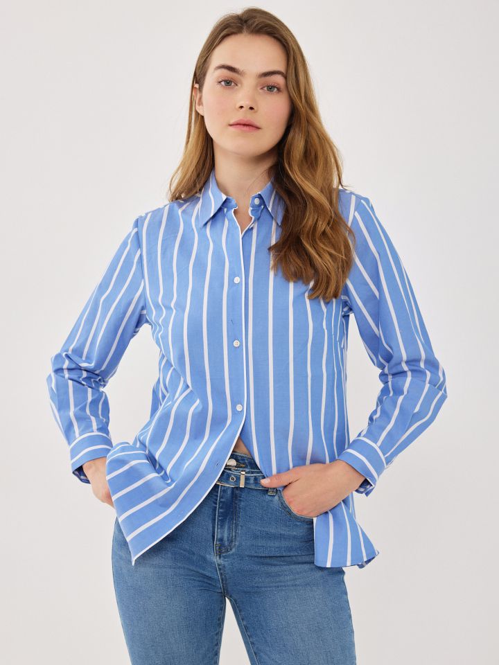 חולצה פסים מכופתרת בצבע תכלת