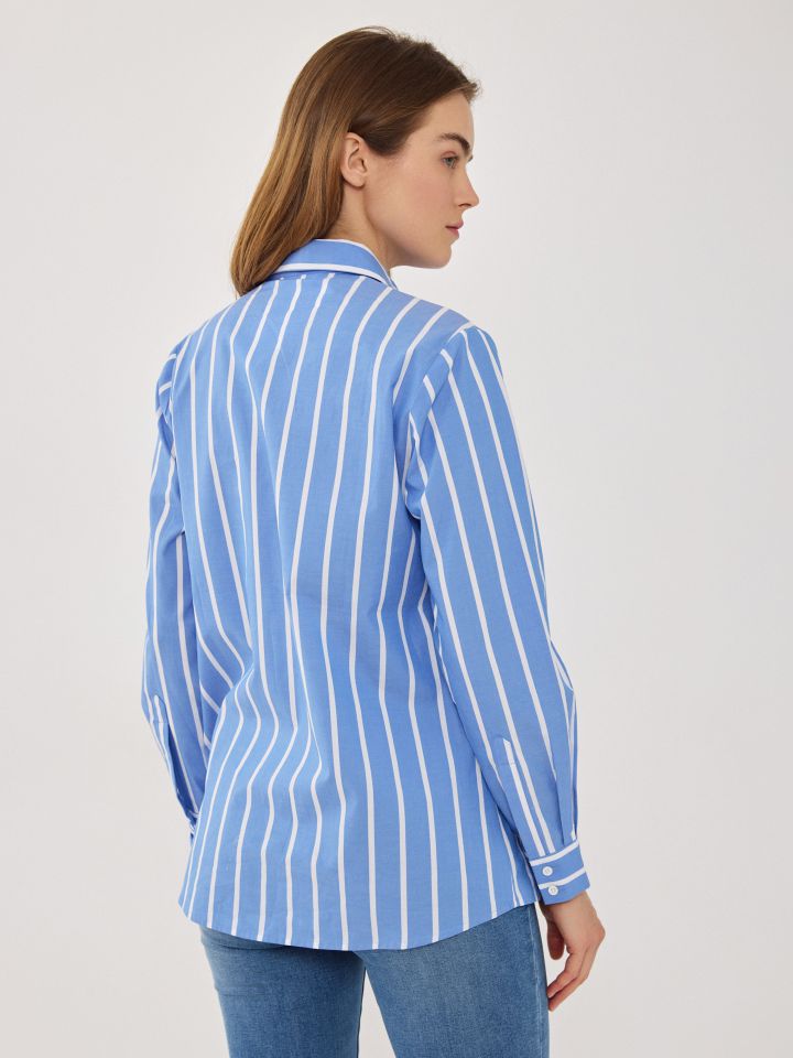 חולצה פסים מכופתרת בצבע תכלת