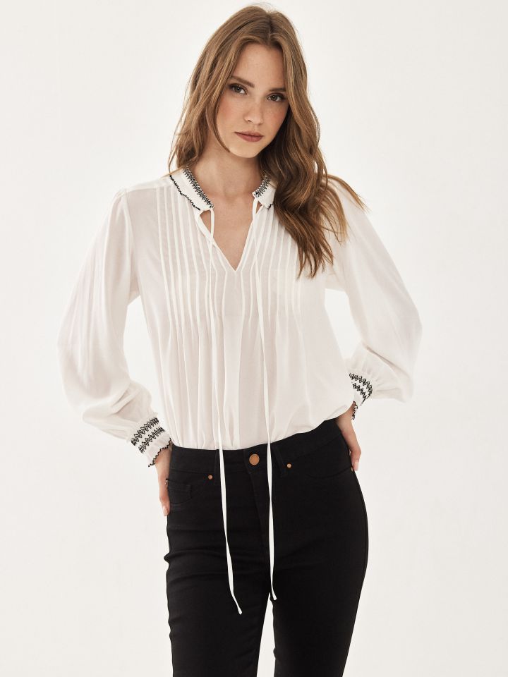 חולצה צוארון פליסה בצבע אופוויט