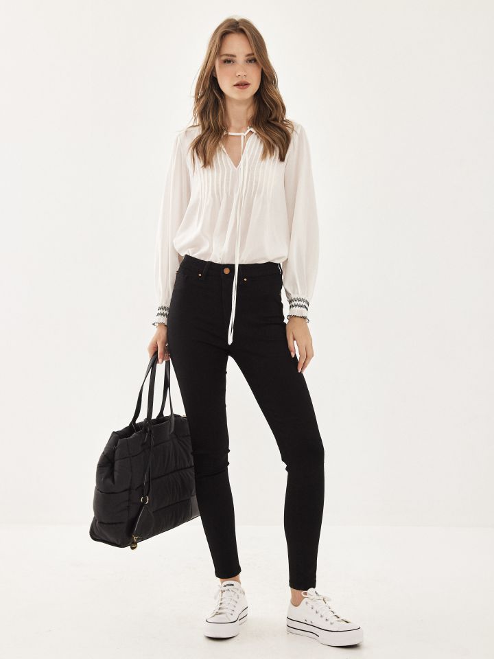 חולצה צוארון פליסה בצבע אופוויט