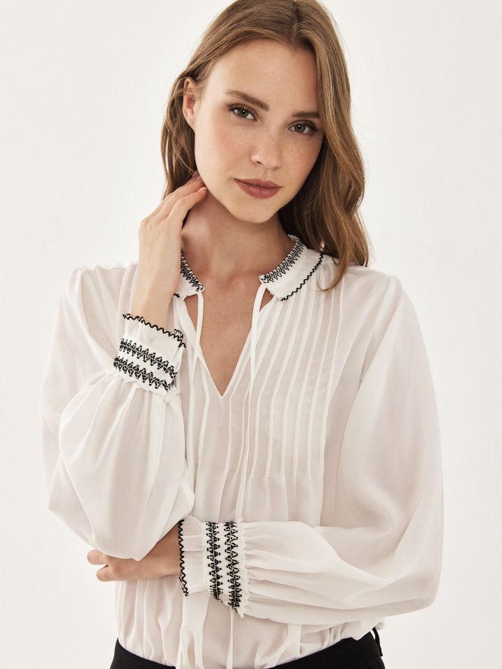 חולצה צוארון פליסה בצבע אופוויט