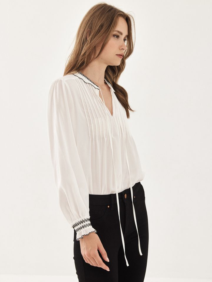 חולצה צוארון פליסה בצבע אופוויט