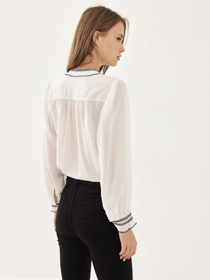 חולצה צוארון פליסה בצבע אופוויט