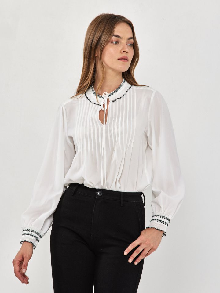 חולצה צוארון פליסה בצבע לבן