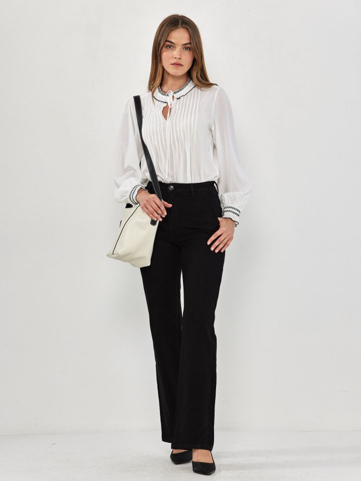 חולצה צוארון פליסה בצבע לבן