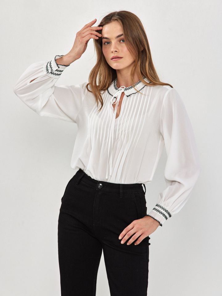 חולצה צוארון פליסה בצבע לבן