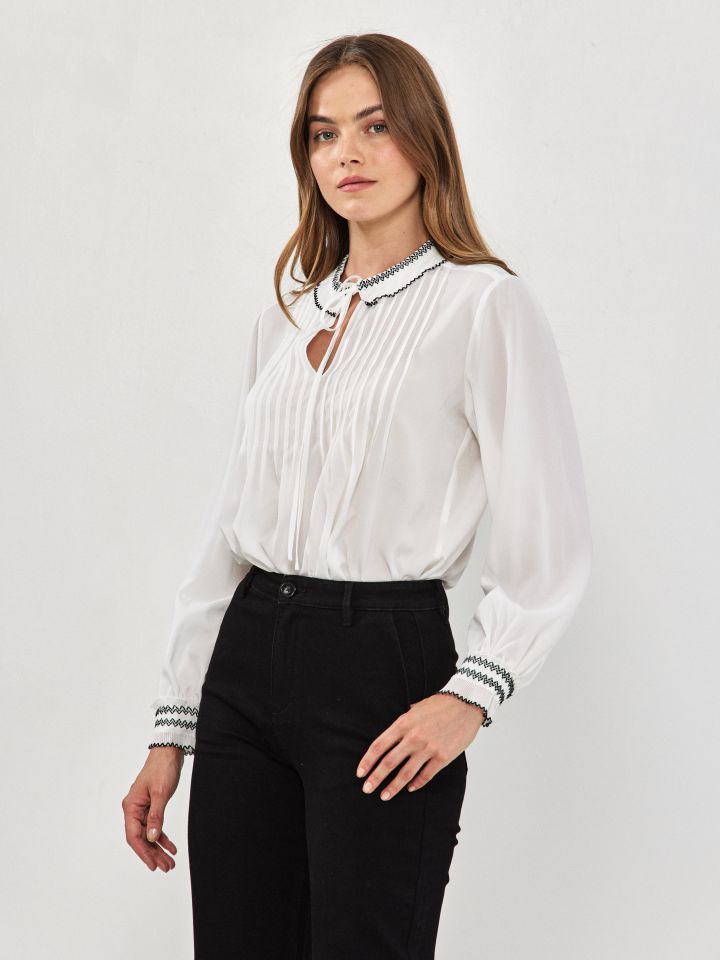 חולצה צוארון פליסה בצבע לבן