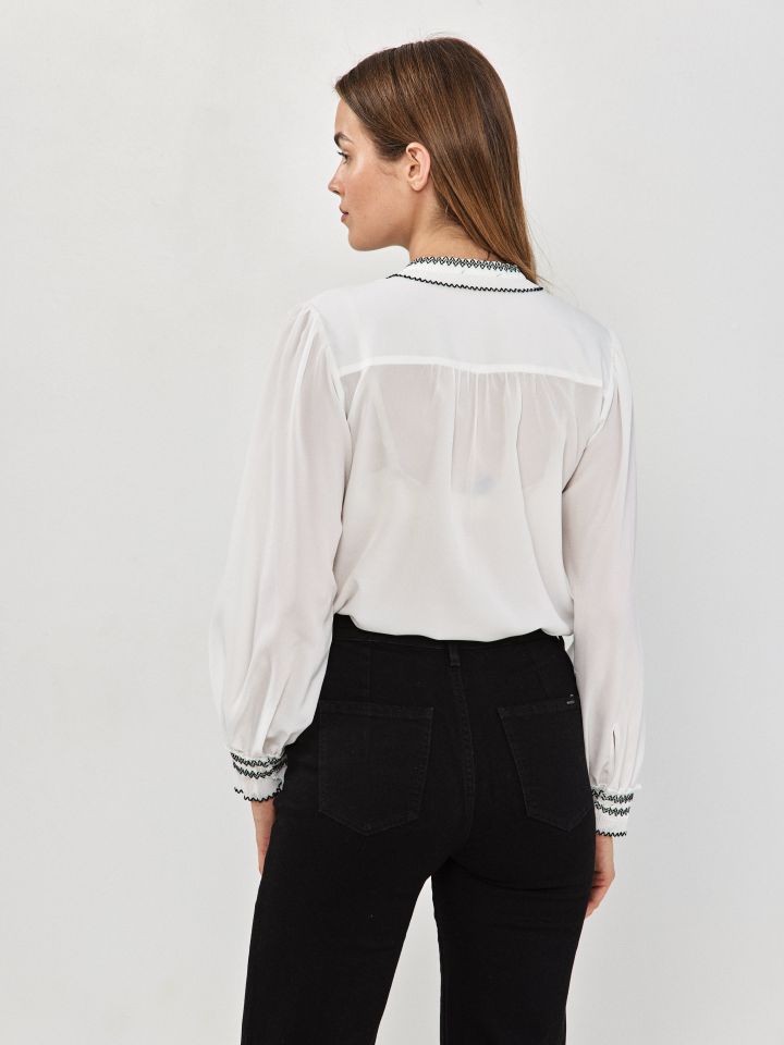 חולצה צוארון פליסה בצבע לבן