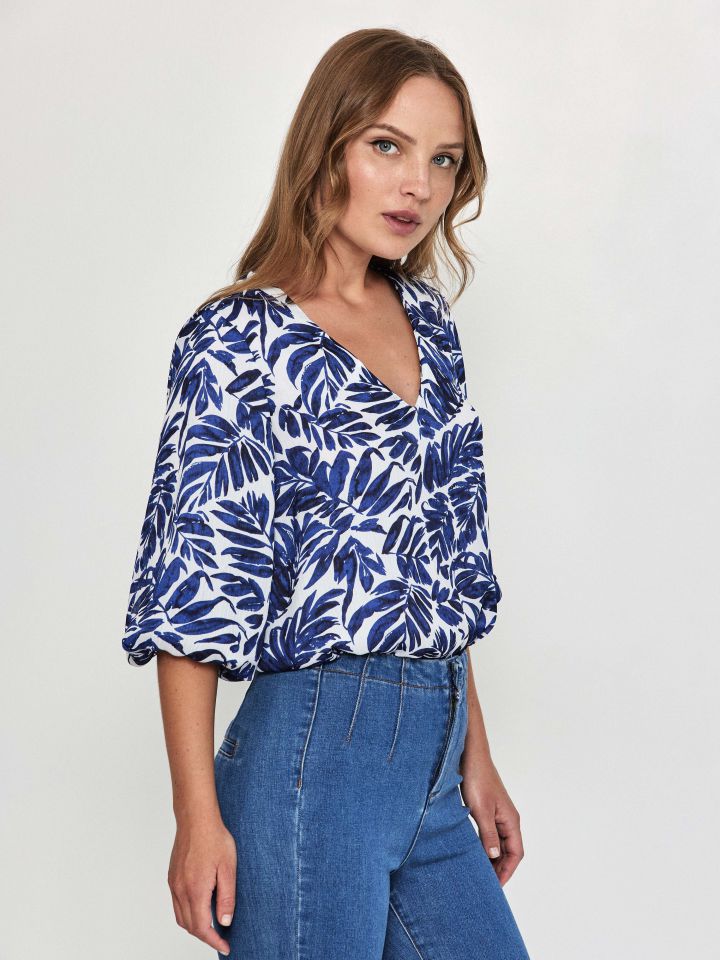 חולצה V שרוול בלון דפוס בצבע נייבי