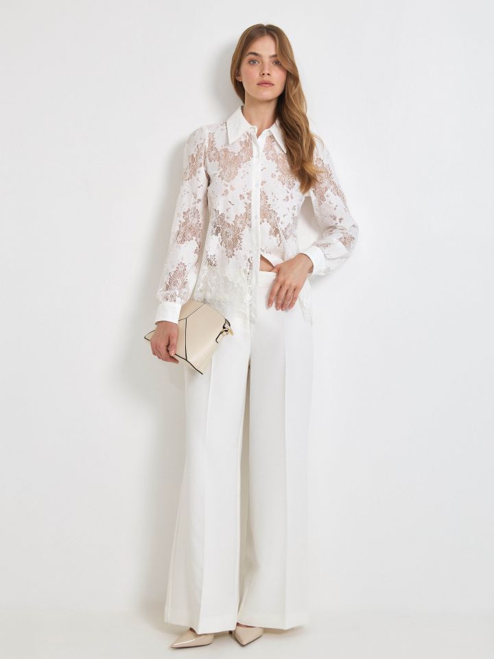 חולצה תחרה מכופתרת בצבע אופוויט