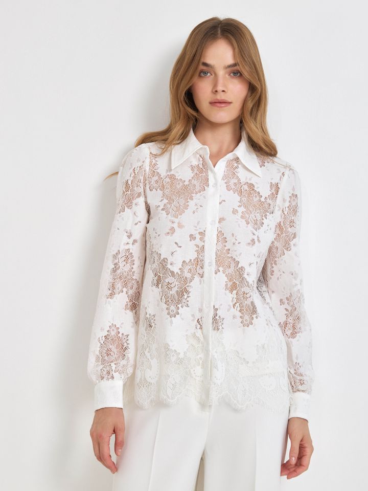 חולצה תחרה מכופתרת בצבע אופוויט