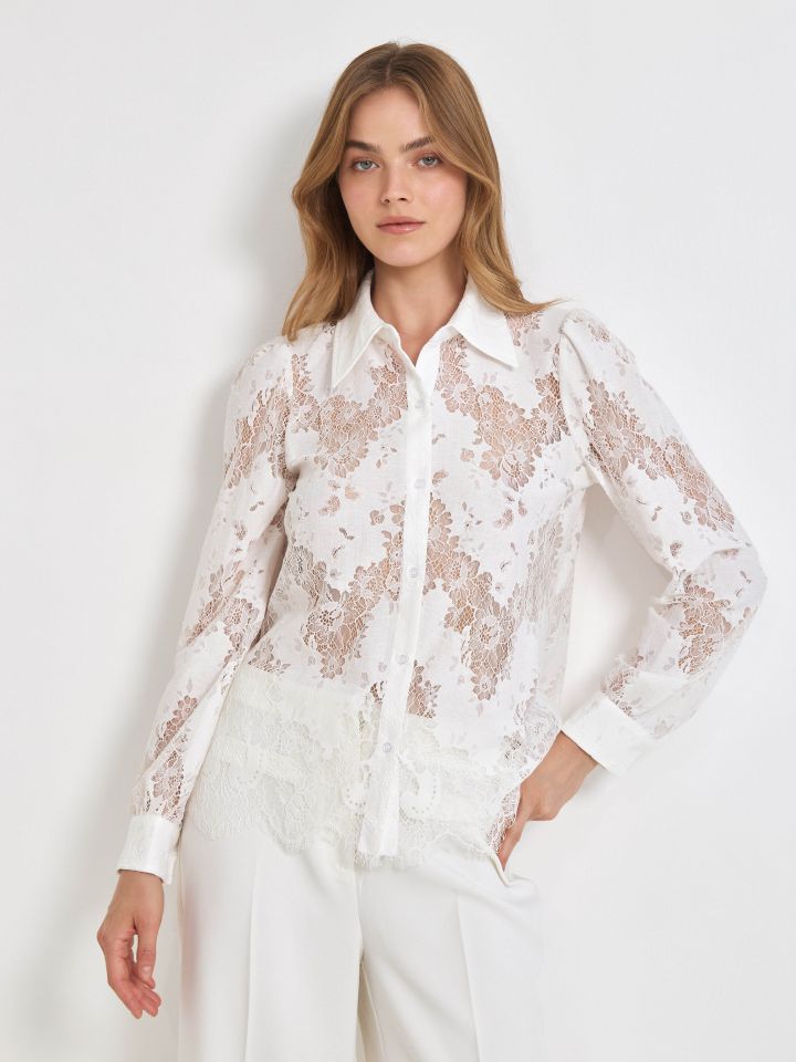 חולצה תחרה מכופתרת בצבע אופוויט