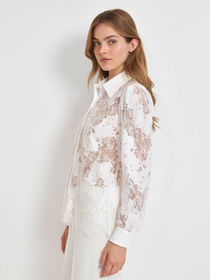 חולצה תחרה מכופתרת בצבע אופוויט