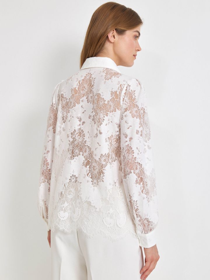 חולצה תחרה מכופתרת בצבע אופוויט